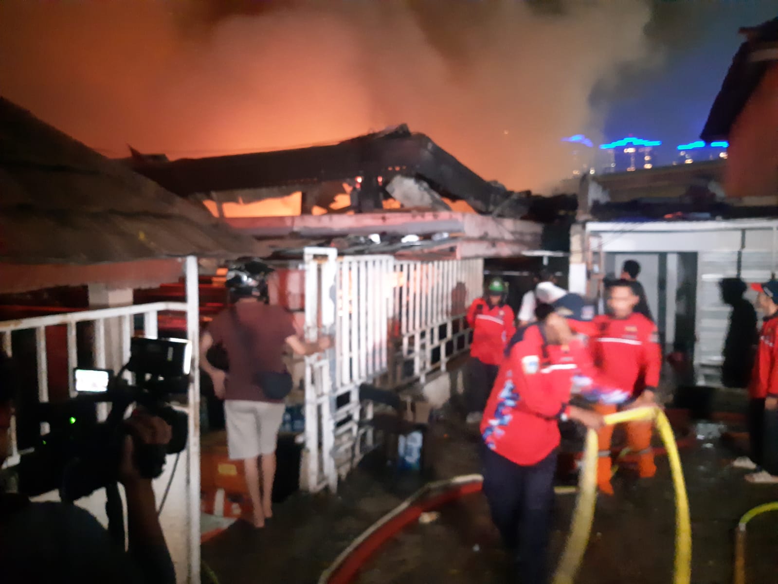 Proses pemadaman kebakaran Pasar Taman Puring. (BeritaNasional/Bachtiarudin Alam)