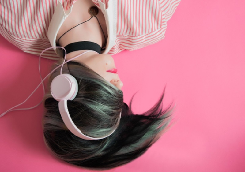 Mendengarkan musik (Foto/Pixabay)