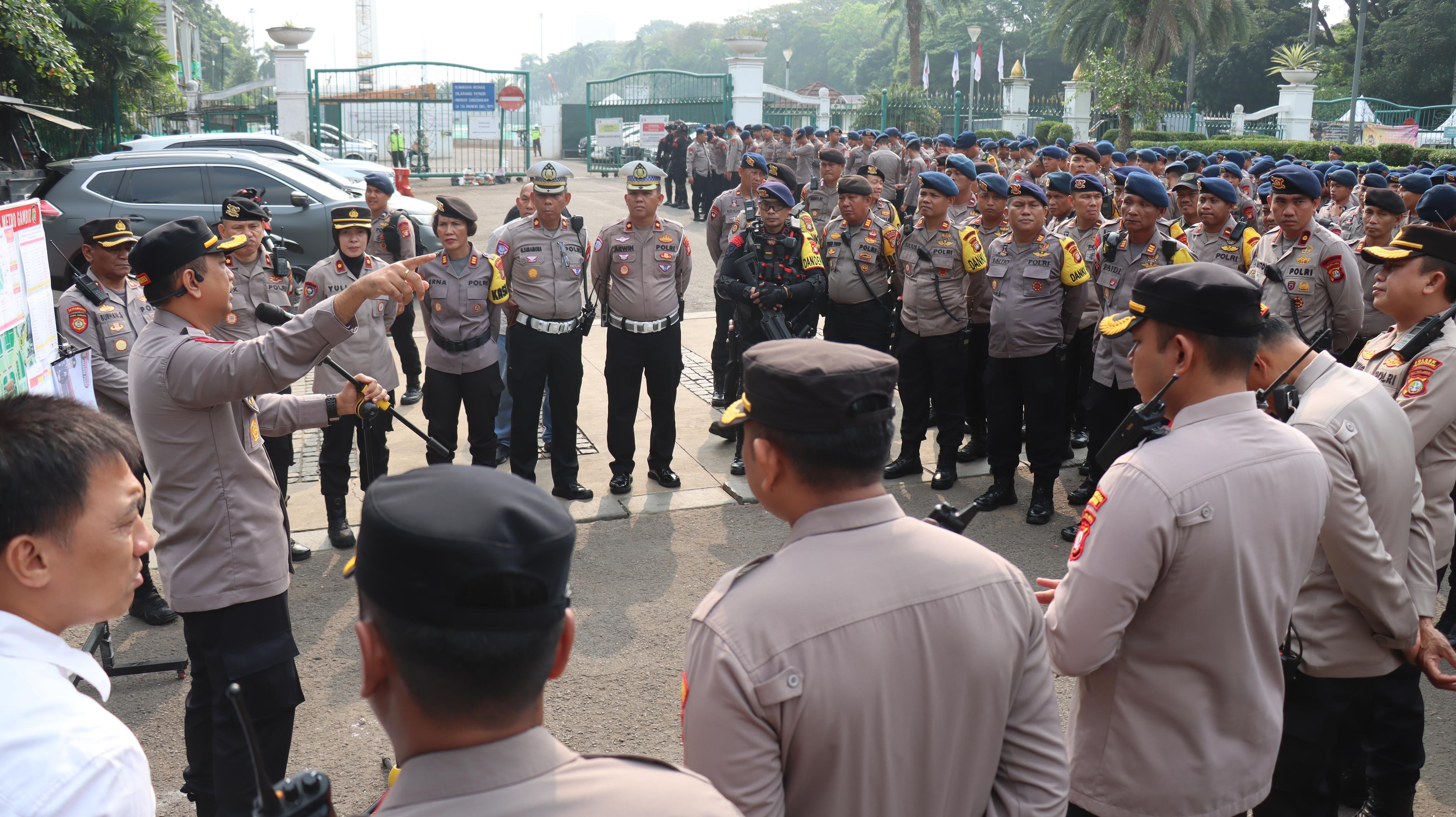 Polres Metro Jakarta Pusat bersiaga untuk mengamankan demo di sekitar Monas. (BeritaNasional/Bachtiarudin Alam)