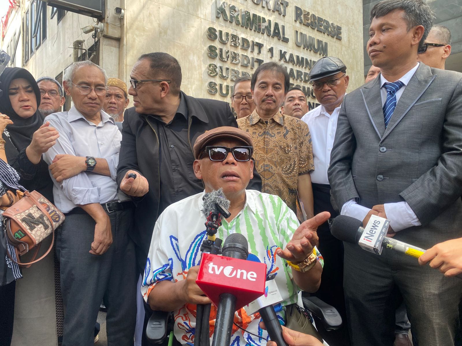 Advokat Eggi Sudjana dan pakar telematika Roy Suryo memenuhi panggilan Polda Metro Jaya. (BeritaNasional/Bachtiarudin Alam)