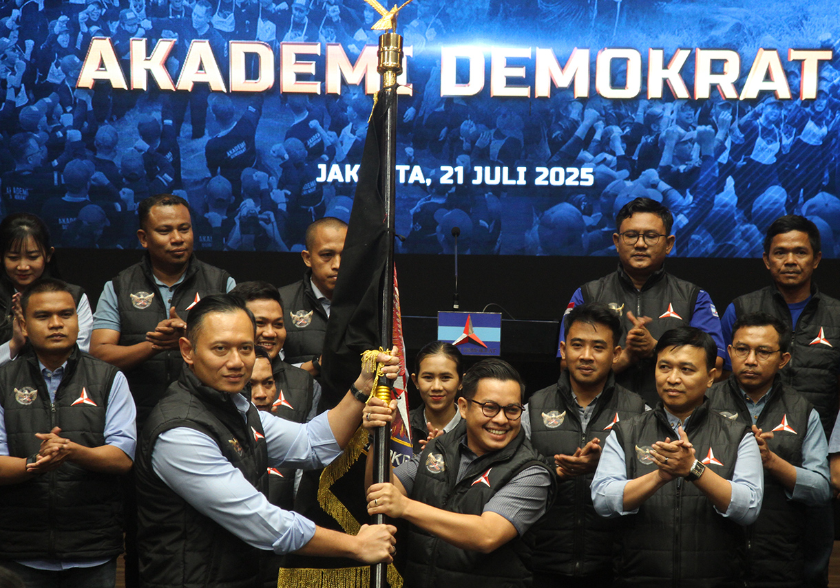 Ketua Umum Partai Demokrat Agus Harimurti Yudhoyono (AHY) bersama Ketua IKA Akademi Demokrat, Al- Kausar (kanan) memberikan bendera simbolis pengukuhan Ikatan Alumni Akademi Demokrat di DPP Partai Demokrat, Jakarta, Senin (21/7/2025).  (Beritanasional.com/Oke Atmaja)