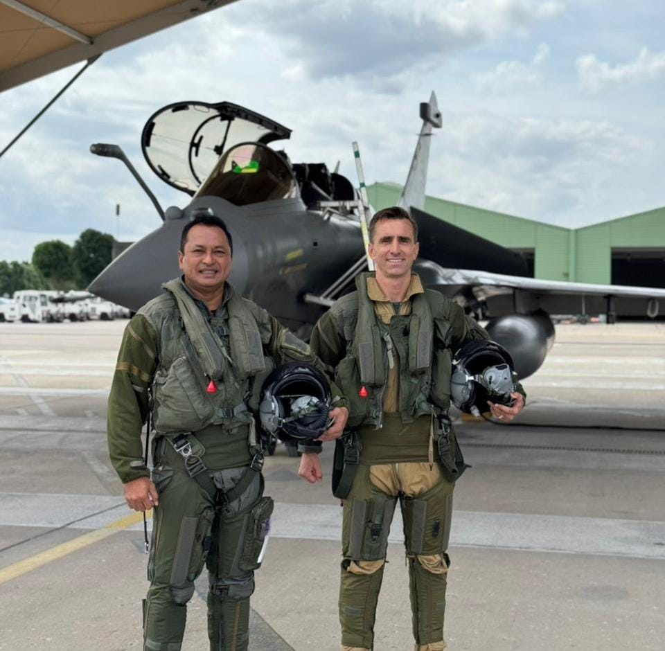 Kasau Marsekal TNI M. Tonny Harjono (kiri) saat menjajal pesawat tempur Rafale. (Foto/Istimewa)