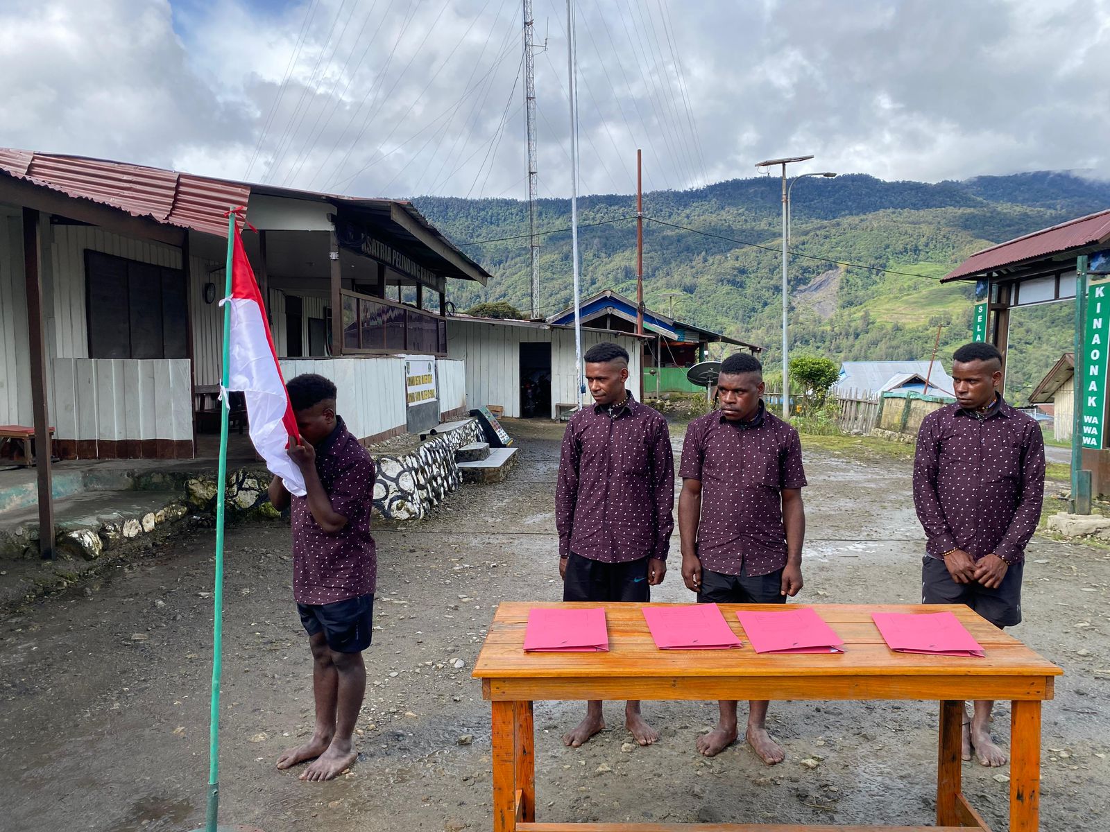 Kelompok KKB mencium bendera merah putih nyatakan ikrar setia NKRI. (BeritaNasional/dok polri)