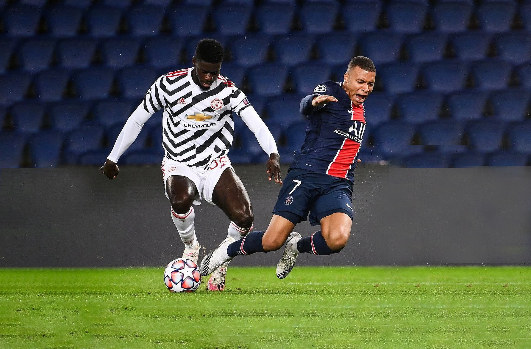 Axel Tuanzebe (kiri) berebut bola dengan Kylian Mbappe. (Foto/Instagram Tuanzebe)