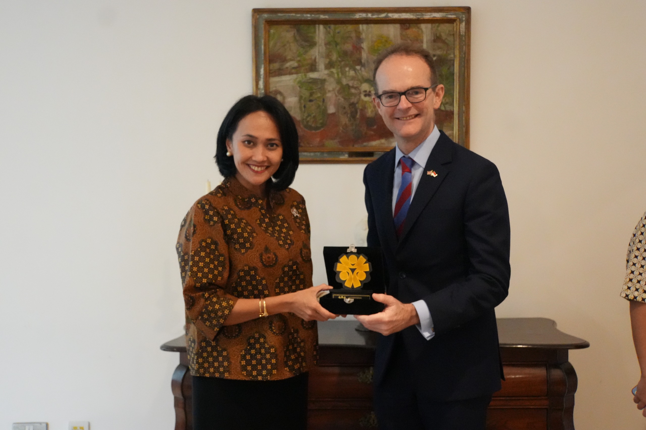 Wakil Menteri Pelindungan Pekerja Migran Indonesia (Wamen P2MI), Christina Aryani melakukan pertemuan dengan Duta Besar Inggris untuk Indonesia dan Timor Leste, Dominic Jermey. (BeritaNasional/Elvis Sendouw/HO Hms P2MI)