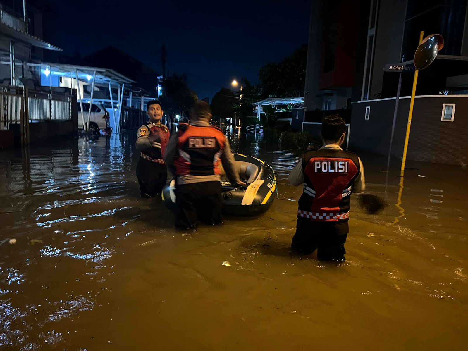 Banjir melanda beberapa wilayah di Tansel. Polisi membantu mengevakuasi korban. (Foto/Istimewa)