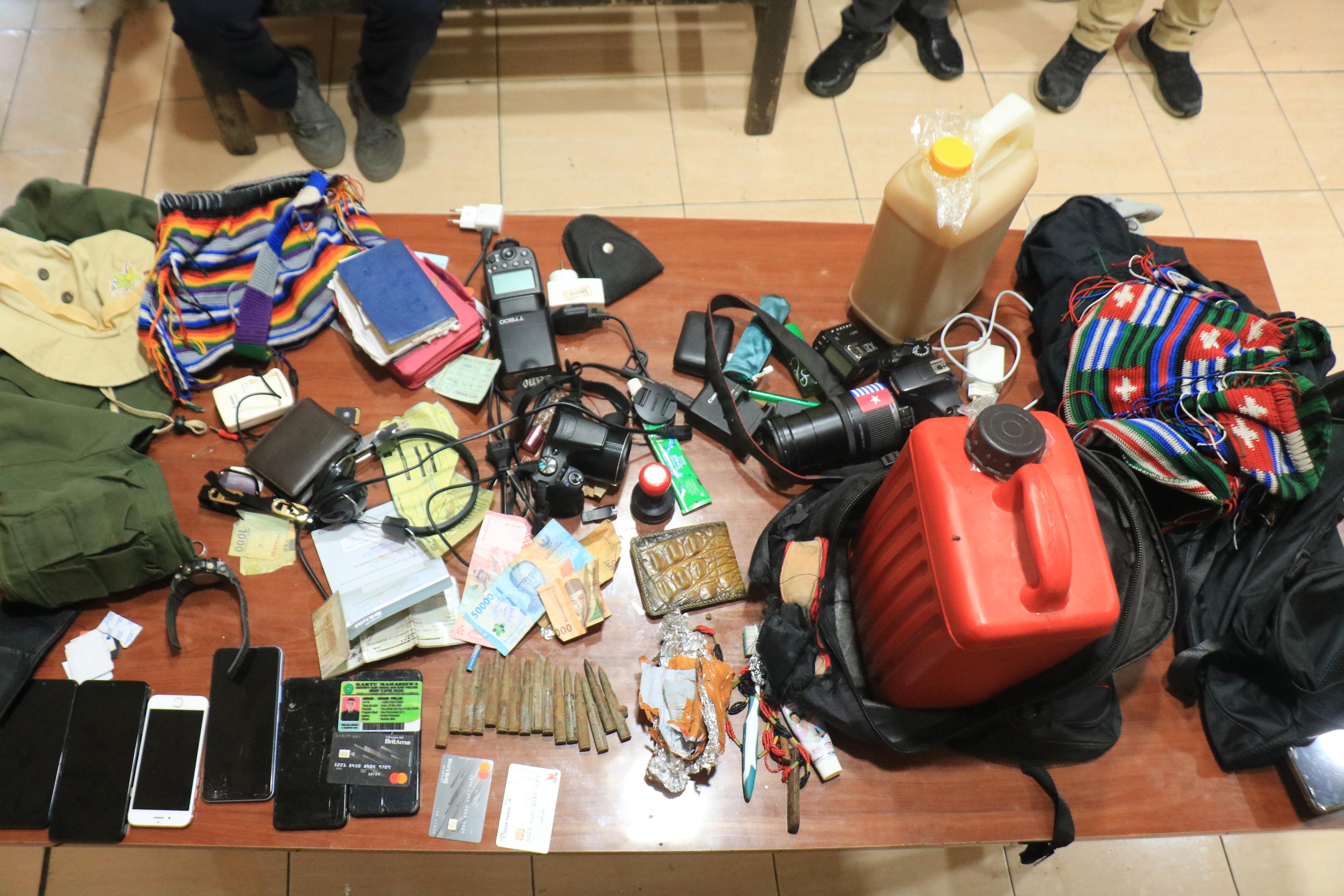 Barang bukti berupa amunisi ilegal yang digunakan untuk KKB disita Satgas Operasi Damai Cartenz. (Foto/Istimewa)