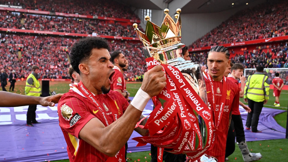 Bayern Munchen Ajukan Tawaran Baru Sekitar Rp 1,3 Triliun untuk Luis Diaz, Liverpool Tergiur? Bomber Liverpool Luis Diaz memegang trofi Premier League. (Foto/liverpoolfc.com)