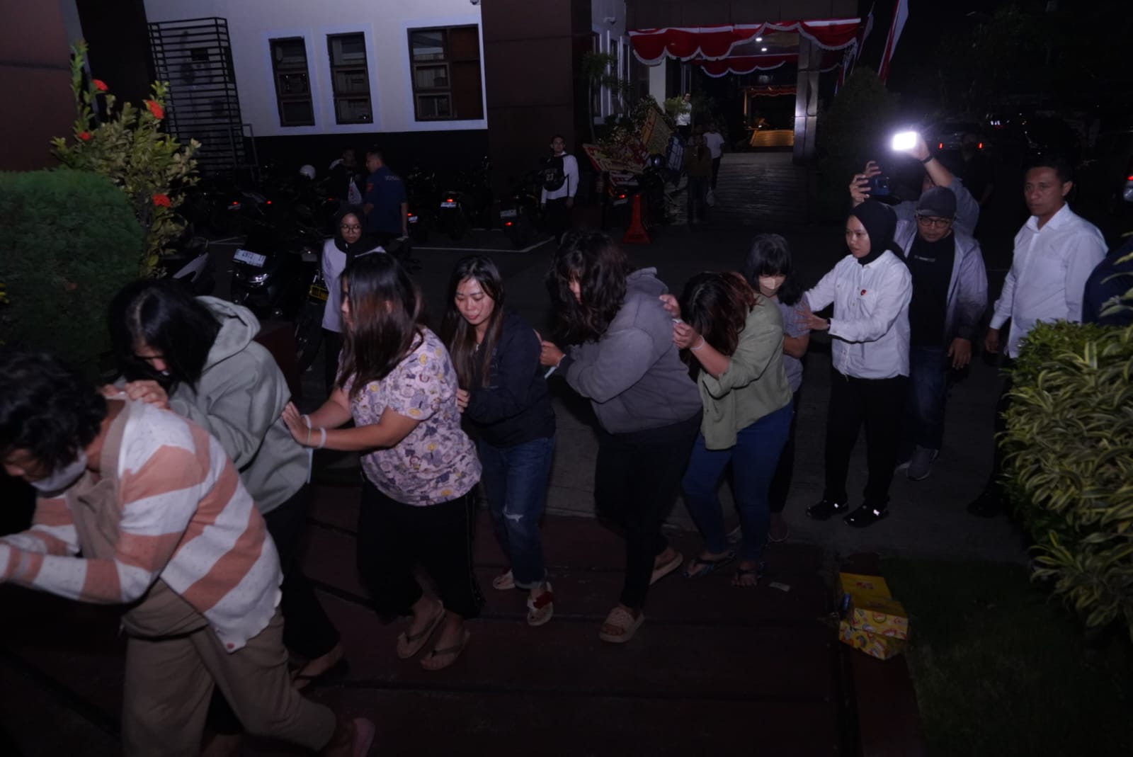 Bayi Diculik sampai Pesan Sejak Dalam Kandungan, Sindikat Penjual Bayi Patok Tarif Belasan Juta Para pelaku sindikat perdagangan bayi/orang digelandang polisi Jawa Barat. (BeritaNasional/Bachtiarudin)