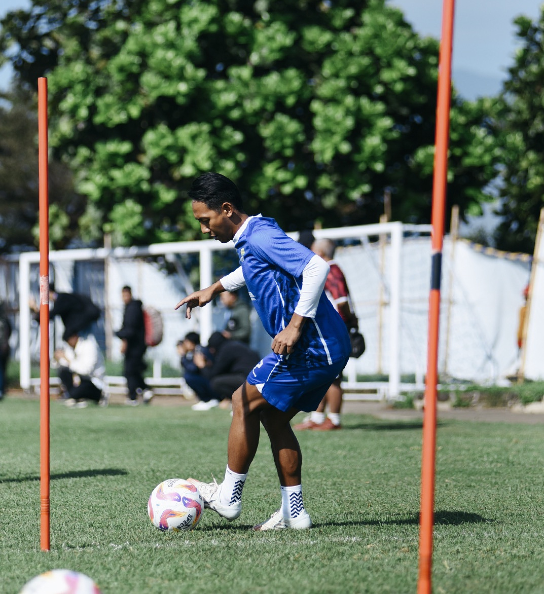 Beckham Putra Nugraha saat latihan bersama pemain Persib Bandung. (Foto/Instagram Persib)