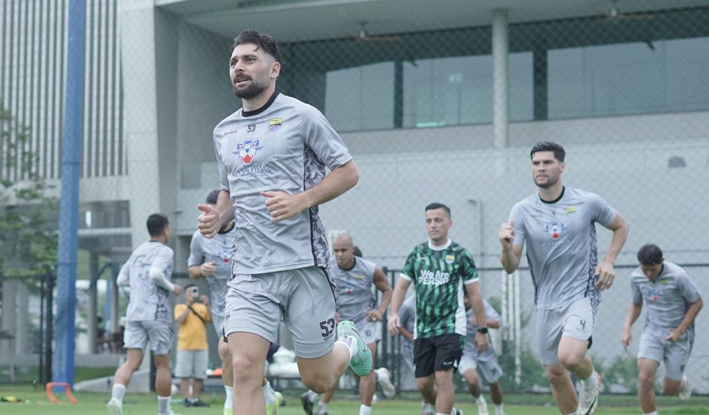 Dua bek Persib Bandung, Frans Putros (53) dan Julio Cesar (4), berlatih di Thailand. (Foto/persib.co.id)