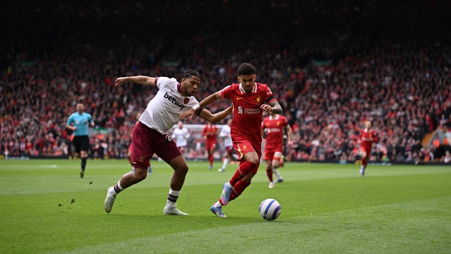 Bomber tajam Liverpool Luis Diaz (kanan) saat berhadapan dengan pemain West Ham United di Premier League. (Foto/liverpoolfc.com)
