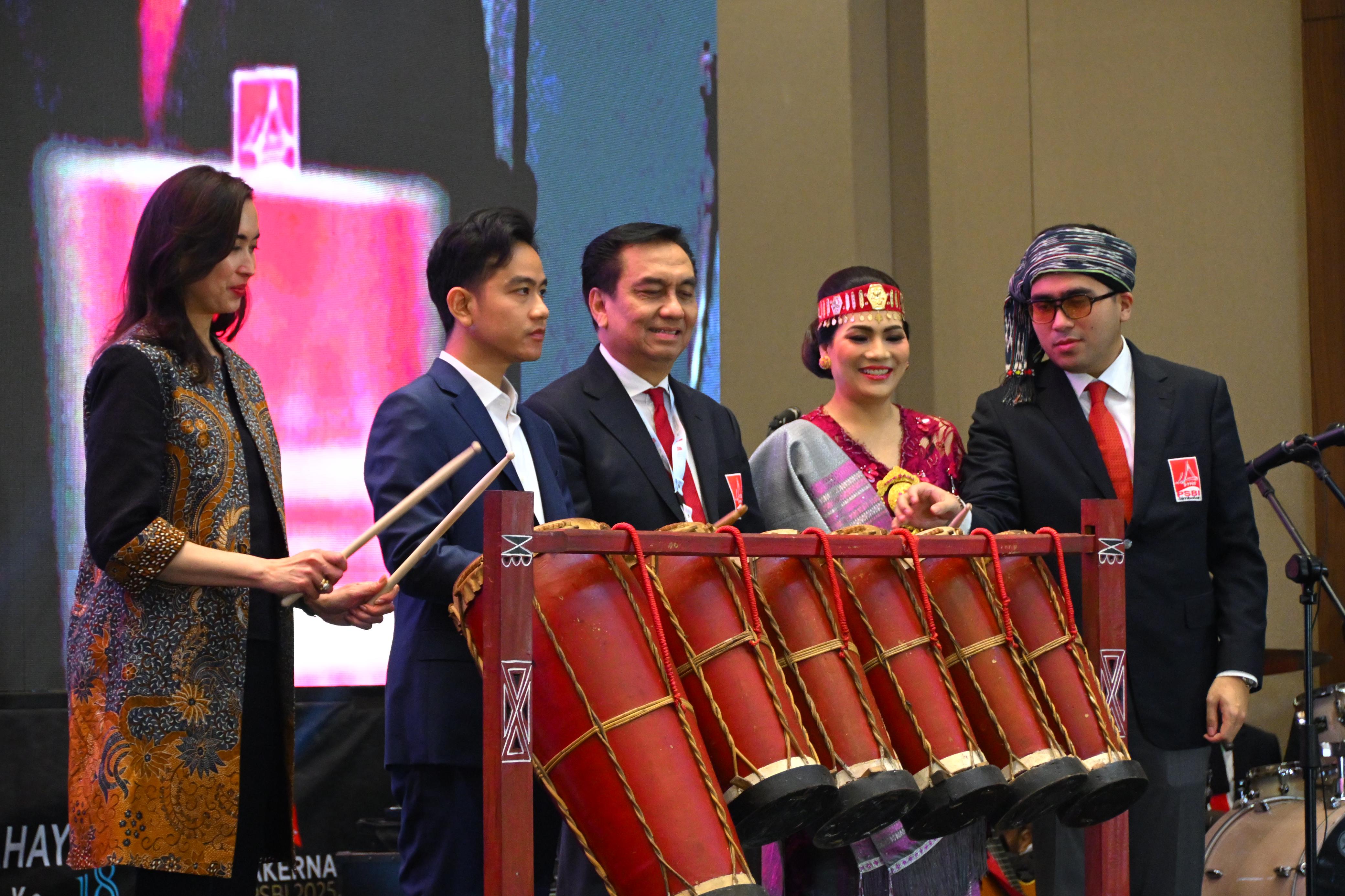 Wakil Presiden RI Gibran Rakabuming Raka membuka Rapat Kerja Nasional (Rakernas) Punguan Simbolon dohot Boruna Indonesia (PSBI) Tahun 2025 di Jakarta. (BeritaNasional/Elvis Sendouw/HO Setwapres)