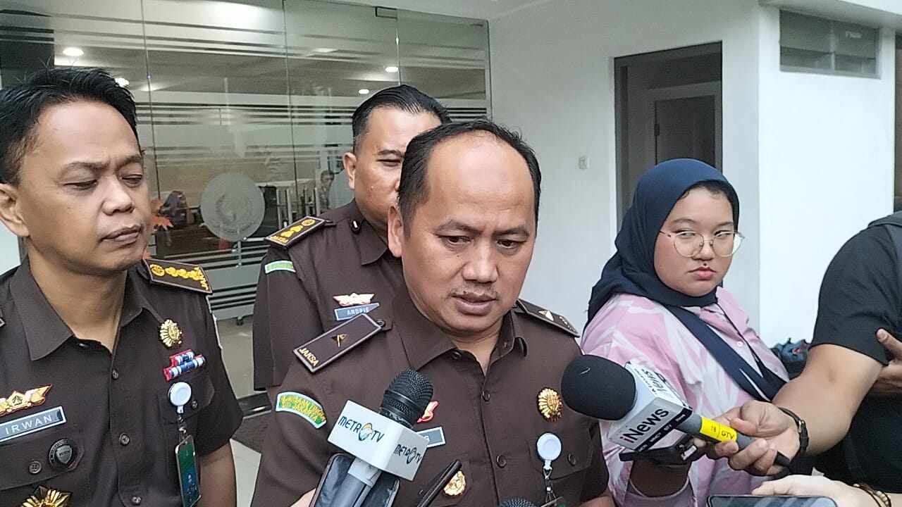 Kapuspenkum Kejagung RI Anang Supriatna saat diwawancarai. (BeritaNasional/Bachtiarudin Alam)
