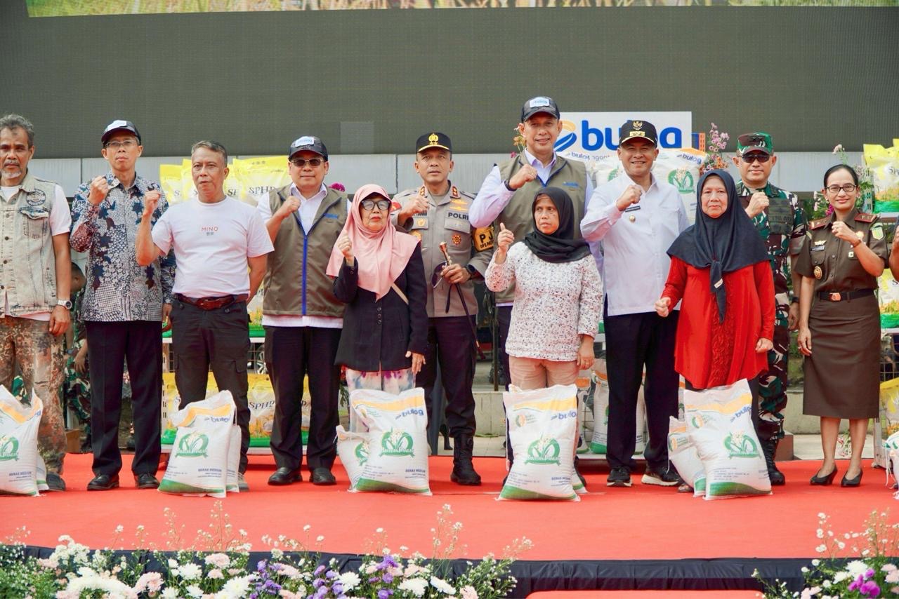 Bulog-TNI Bersinergi Salurkan Bantuan Pangan dan Beras di Seluruh Indonesia. (Foto/Bulog)