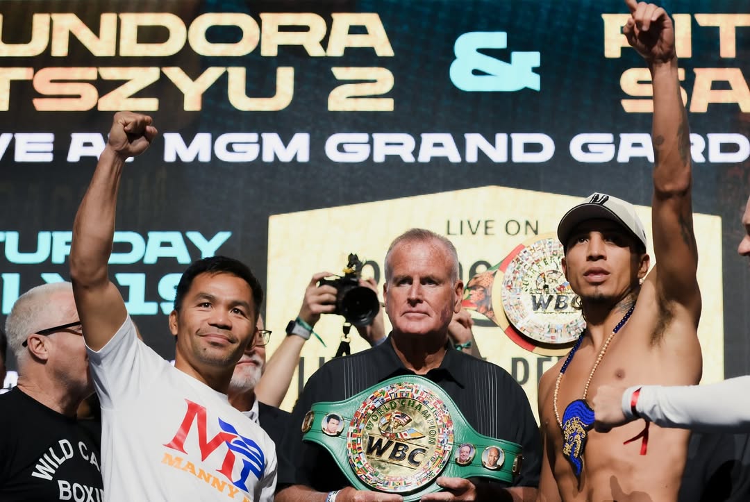 Petinju legendaris Manny Pacquiao (kiri) berhadapan dengan juara kelas welter WBC Mario Barrio. (Foto/Instagram)