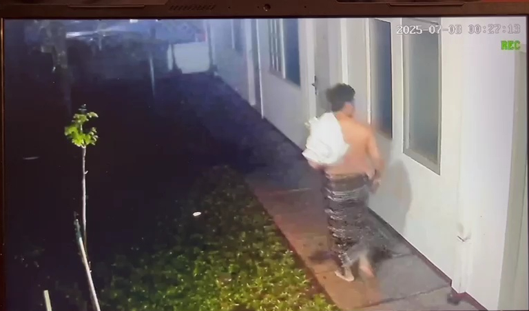 Dalam rekaman CCTV, penjaga indekos menengok kamar diplomat Arya Daru Pangayunan. (Foto/istimewa)