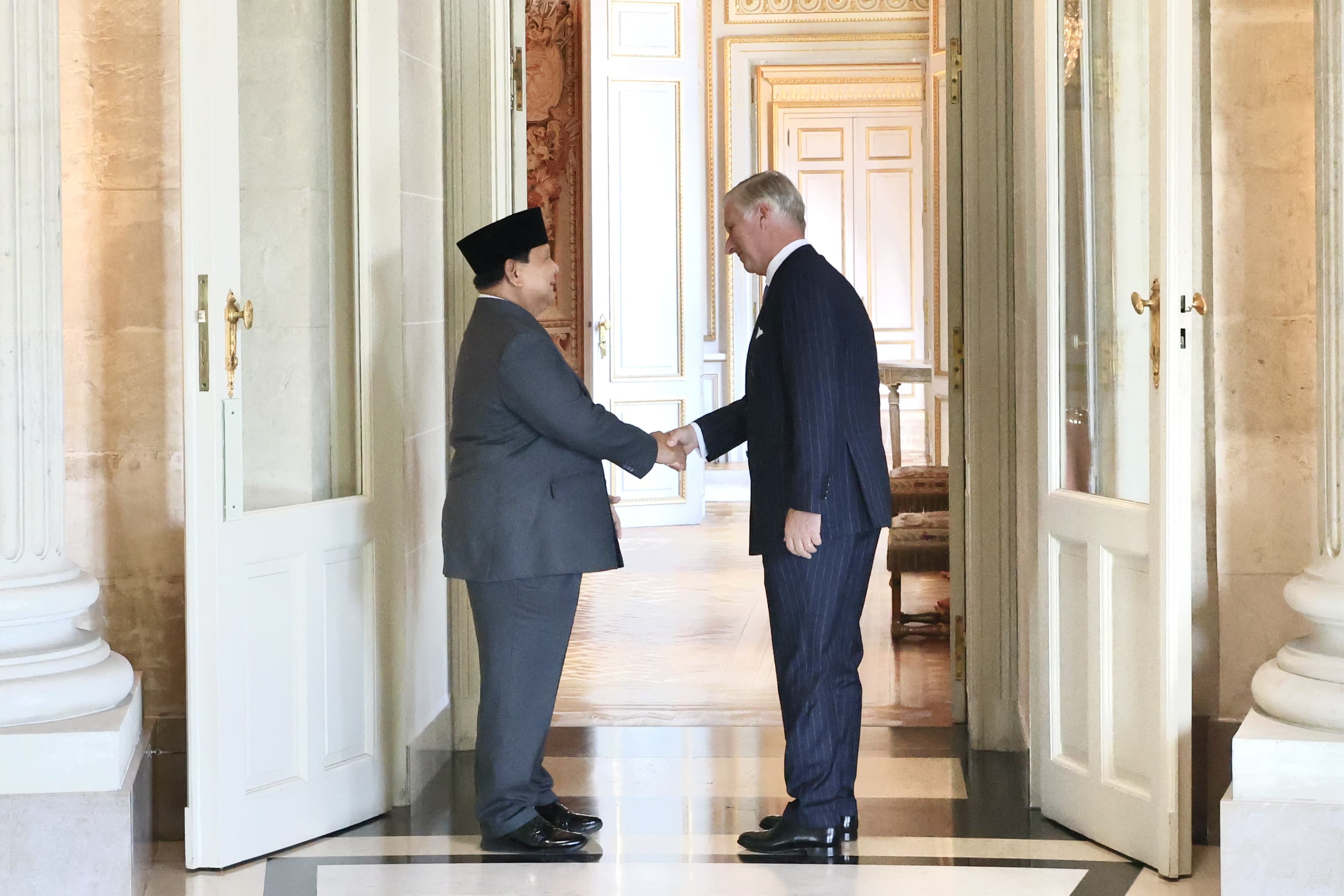 Presiden Indonesia Prabowo Subianto (kiri) bertemu dengan Raja Belgia Philippe Leopold Louis Marie di Istana Laeken, Brussels. (Foto/BPMI)