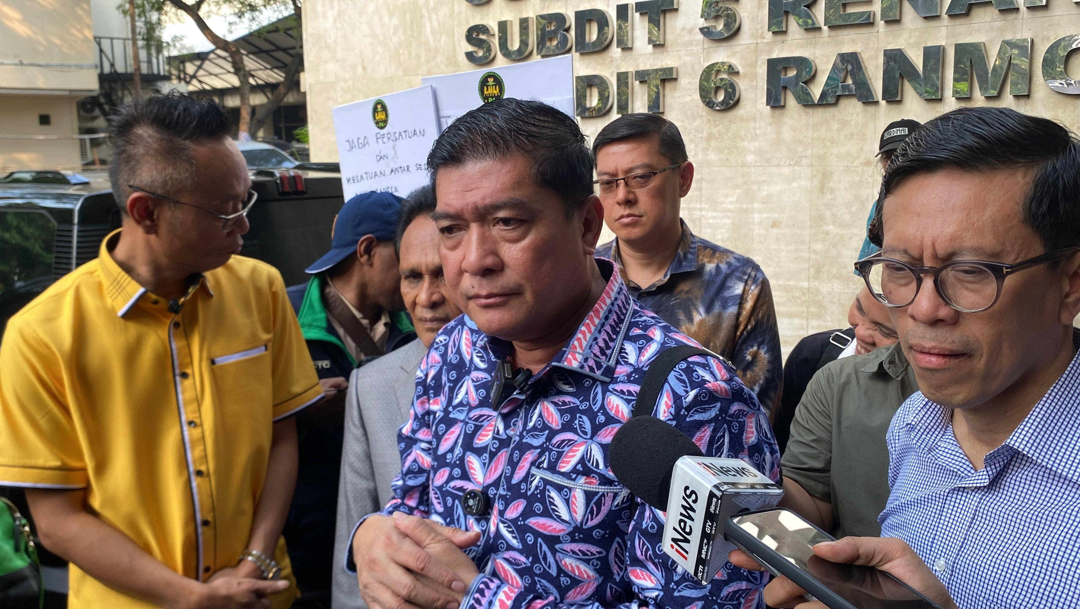 Ketua Umum Solidaritas Merah Putih (Solmet) Silfester Matutina saat diwawancarai. (BeritaNasional/Bachtiarudin Alam)