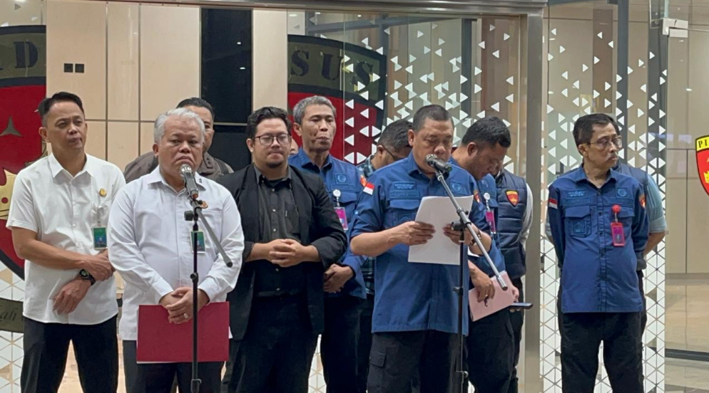 Direktur Penyidikan Jampidsus Kejagung Abdul Qohar (kanan, depan) saat jumpa pers. (BeritaNasional/Bachtiarudin Alam)