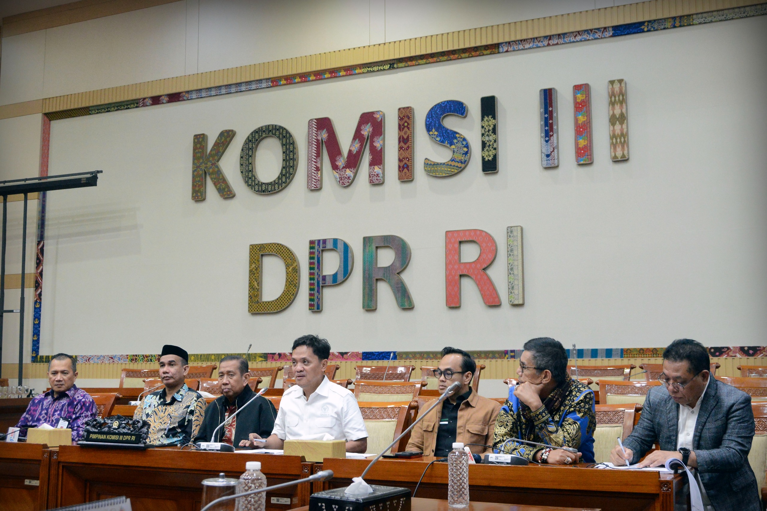 Ketua Komisi III DPR RI Habiburokhman (tengah) bersama anggota komisi lainnya.(BeritaNasional/Elvis Sendouw)