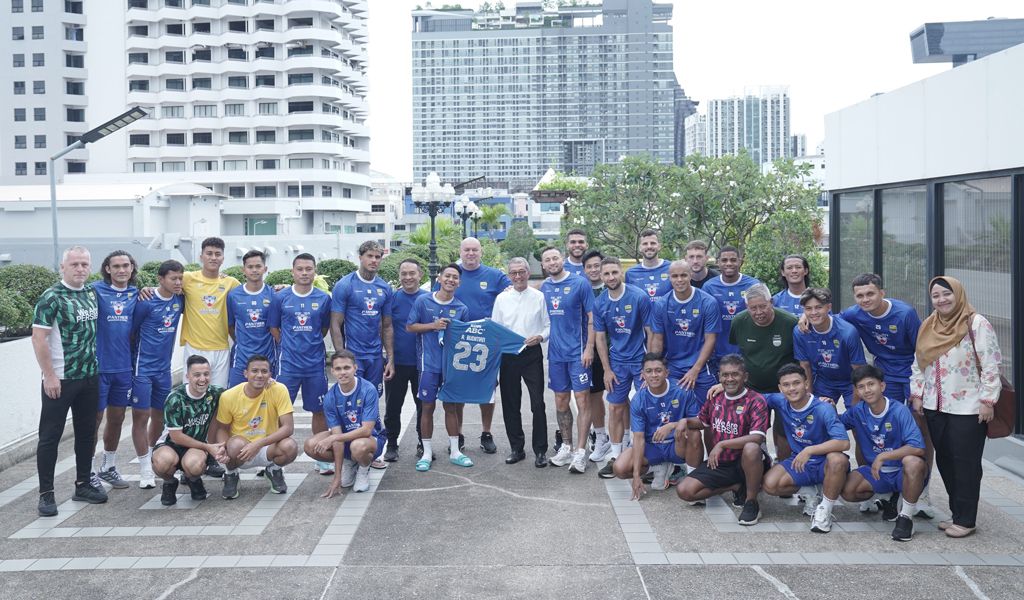 Duta Besar Indonesia untuk Kerajaan Thailand Rachmat Budiman berfoto bersama pemain, pelatih, dan ofisial Persib. (Foto/persib.co.id)