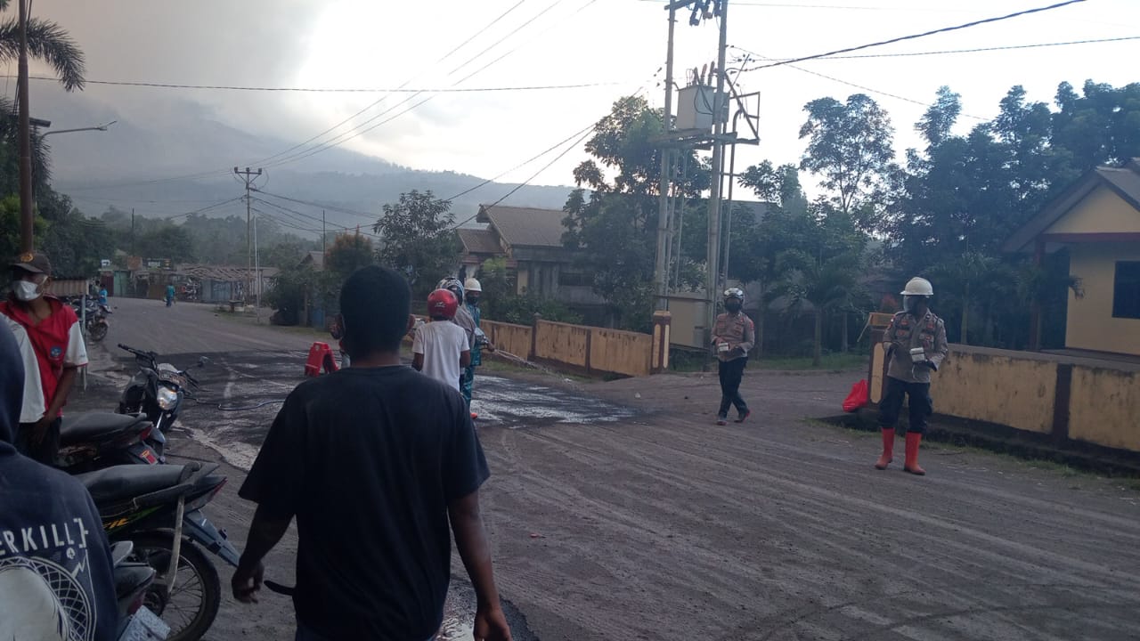 Warga mengamati situasi erupsi gunung Lewotobi Laki-Laki NTB. (BeritaNasional/BNPB)