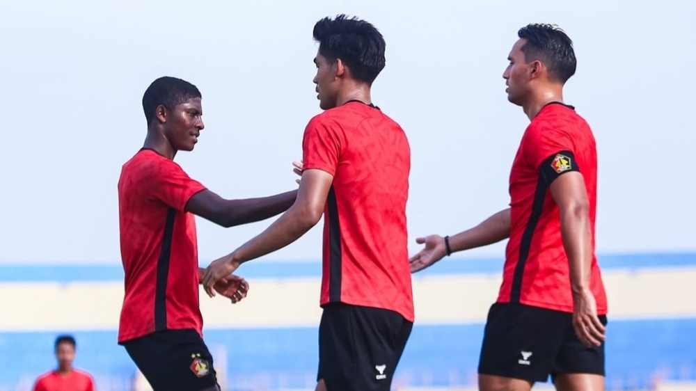 Kapten Persik Kediri Ezra Walian (kanan). (Foto/I League)