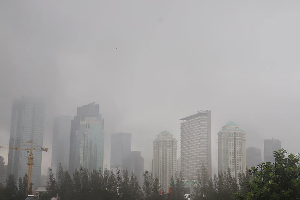 Jakarta diselimuti kabut. (BeritaNasional/Elvis Sendouw)