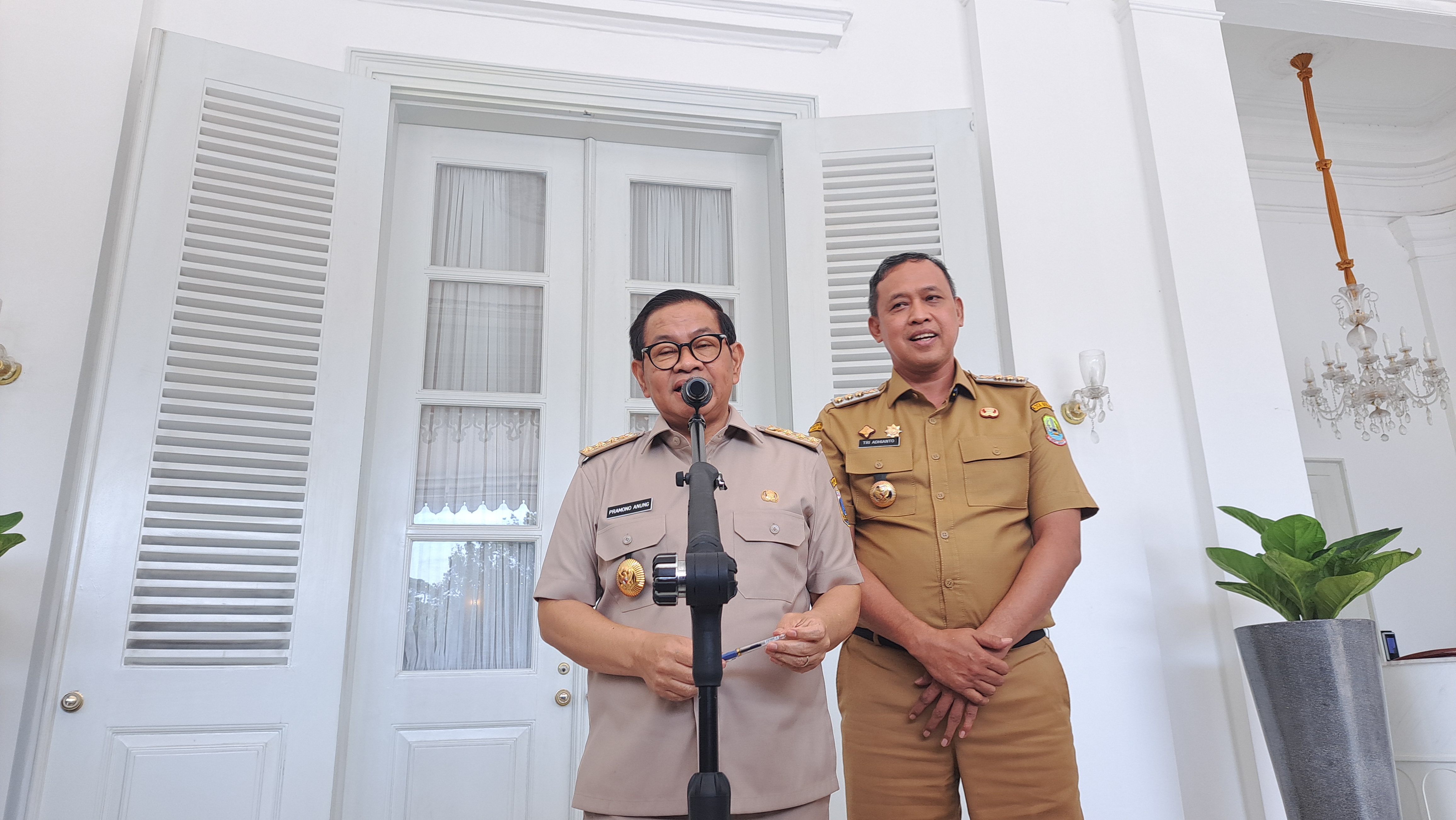 Gubernur DKI Jakarta Pramono Anung usai menerima kedatangan Wali Kota Bekasi Tri Adhianto Tjahyono. (BeritaNasional/Lydia)