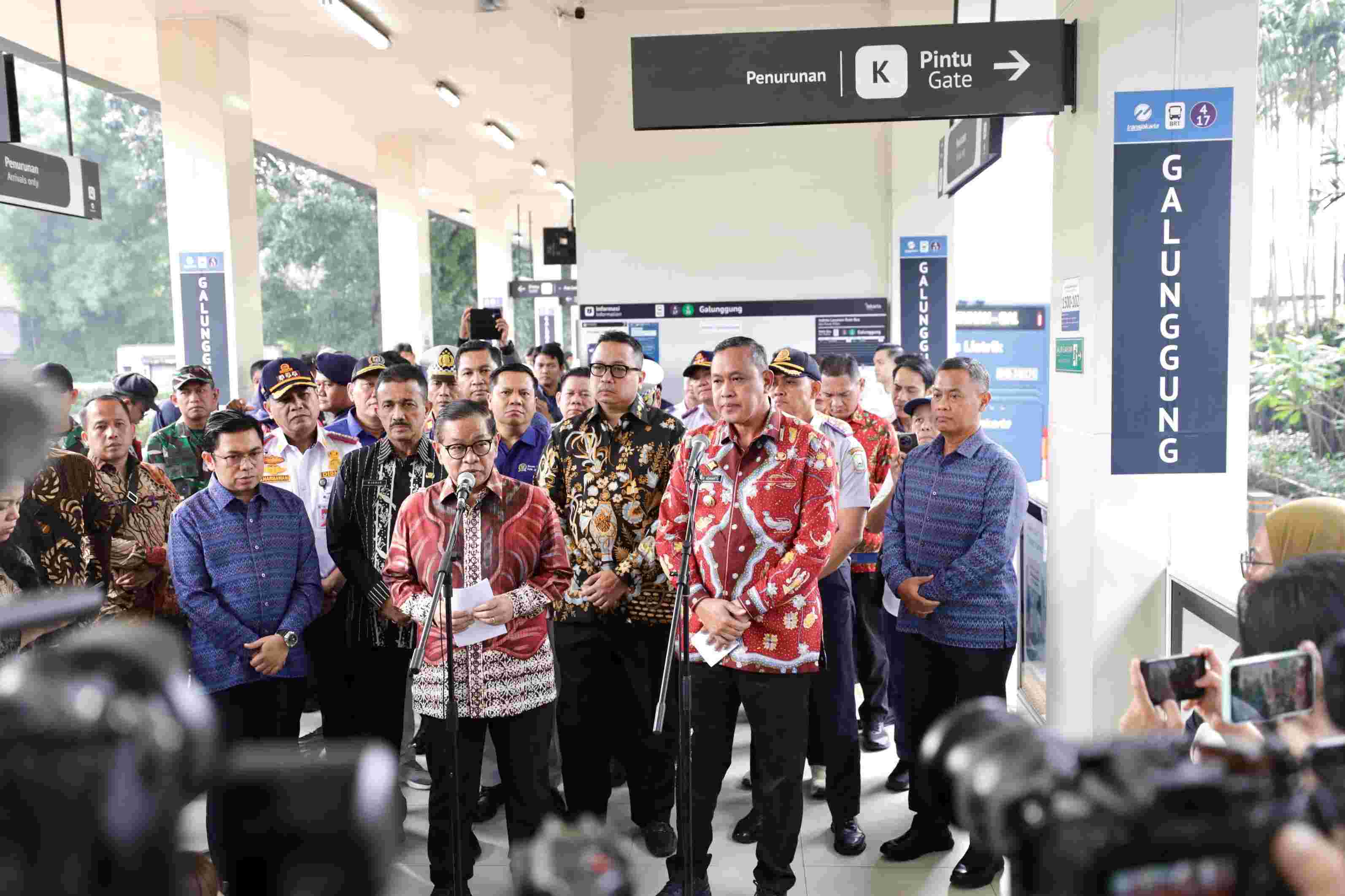 Gubernur Jakarta Pramono Anung (kanan) bersama Wali Kota Bekasi Tri Adhianto Tjahyono. (Foto/Pemprov Jakarta)