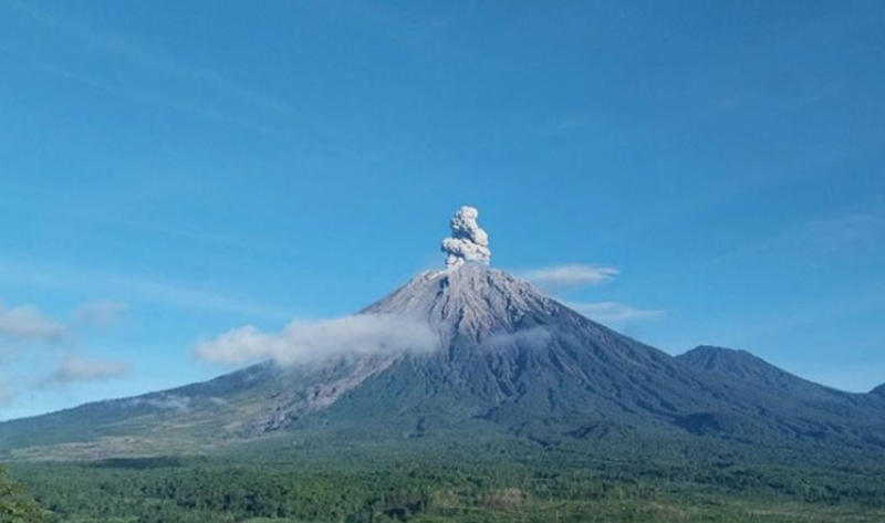 Ilustrasi erupsi gunung Semeru. (Foto/doc. PVMBG)