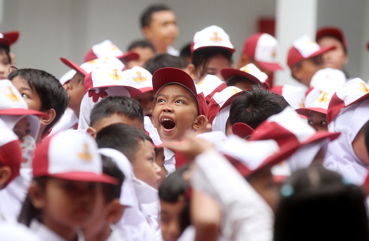 Seorang siswa sekolah dasar menguap saat hari pertama masuk sekolah di SDN 01/02 Cikini, Jakarta, Senin (14/7/2025).  (Beritanasional.com/Oke Atmaja)