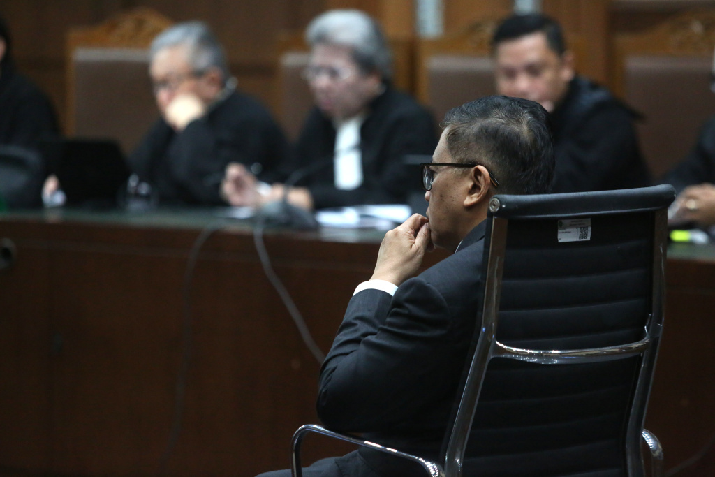 Terdakwa kasus dugaan perintangan penyidik kasus korupsi Harun Masiku dan pemberian suap, Hasto Kristiyanto bersiap menjalani sidang beragendakan tuntutan Jaksa di Pengadilan Tipikor, Jakarta, Jumat (16/5/2025). (Beritanasional.com/Oke Atmaja)