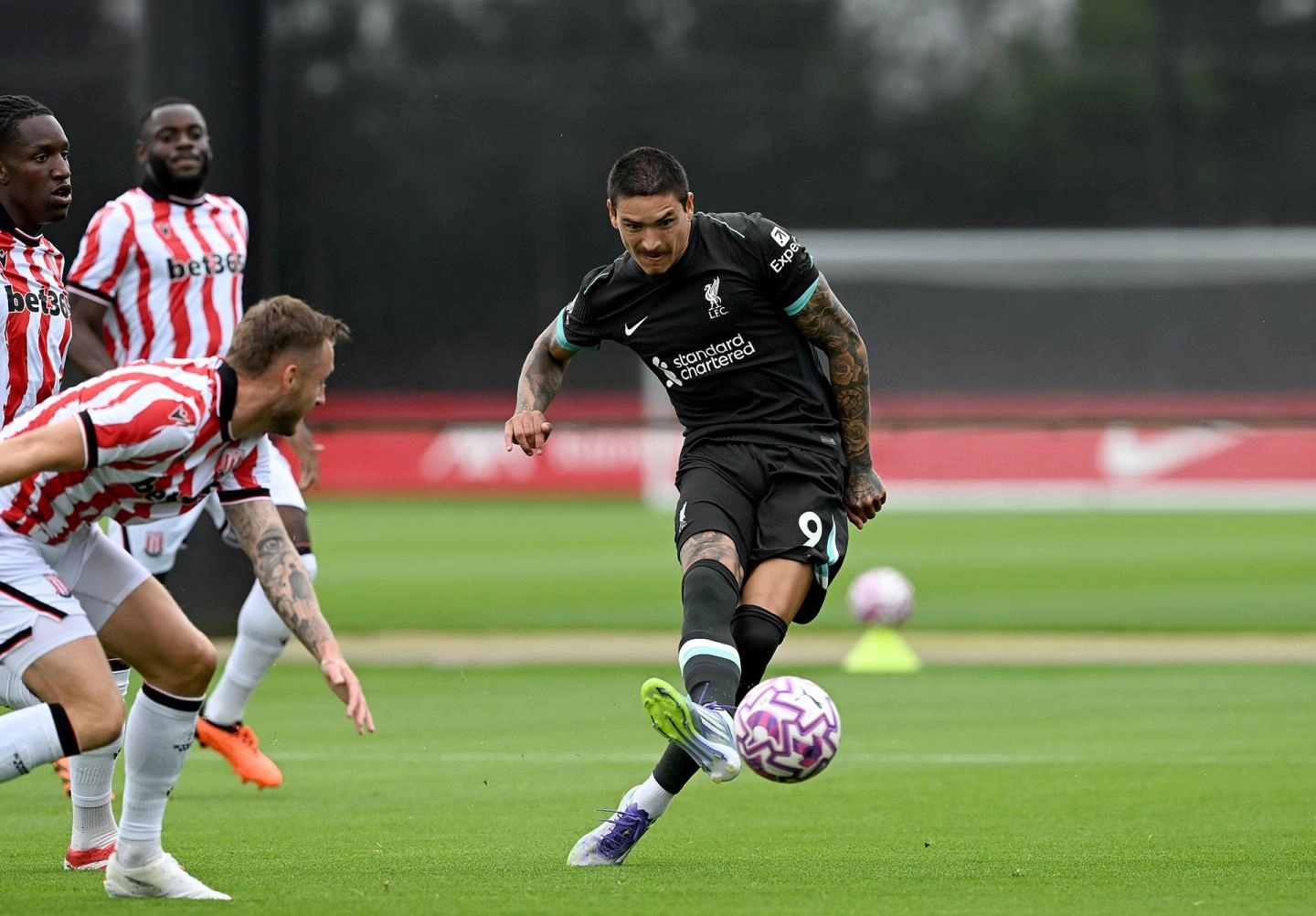 Bomber Liverpool Darwin Nunez menendang bola. (Foto/liverpoolfc.com)