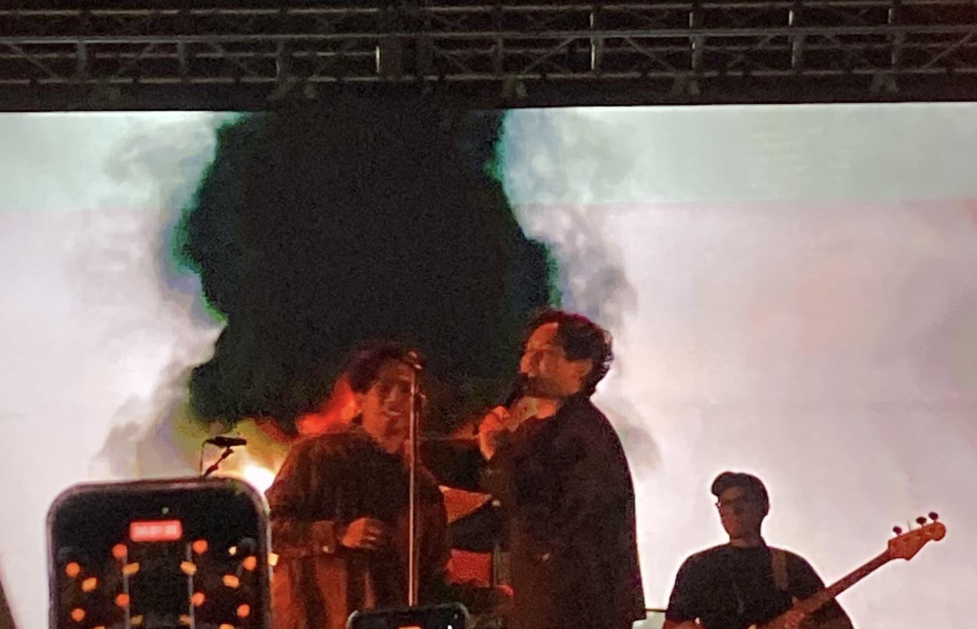 Hindia dan Ari Lesmana nyanyikan lagu rumah ke rumah di localfest 2025. (Foto/Kirana)