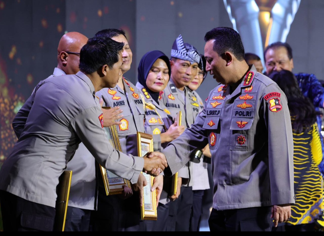 Hoegeng Awards 2025, Kapolri: Semangat Jenderal Hoegeng Jadi Sumber Inspirasi dan Motivasi Kapolri Jenderal Pol Listyo Sigit Prabowo memberikan ucapan selamat penerima penghargaan Hoegeng. (BeritaNasional/Bachtiarudin)