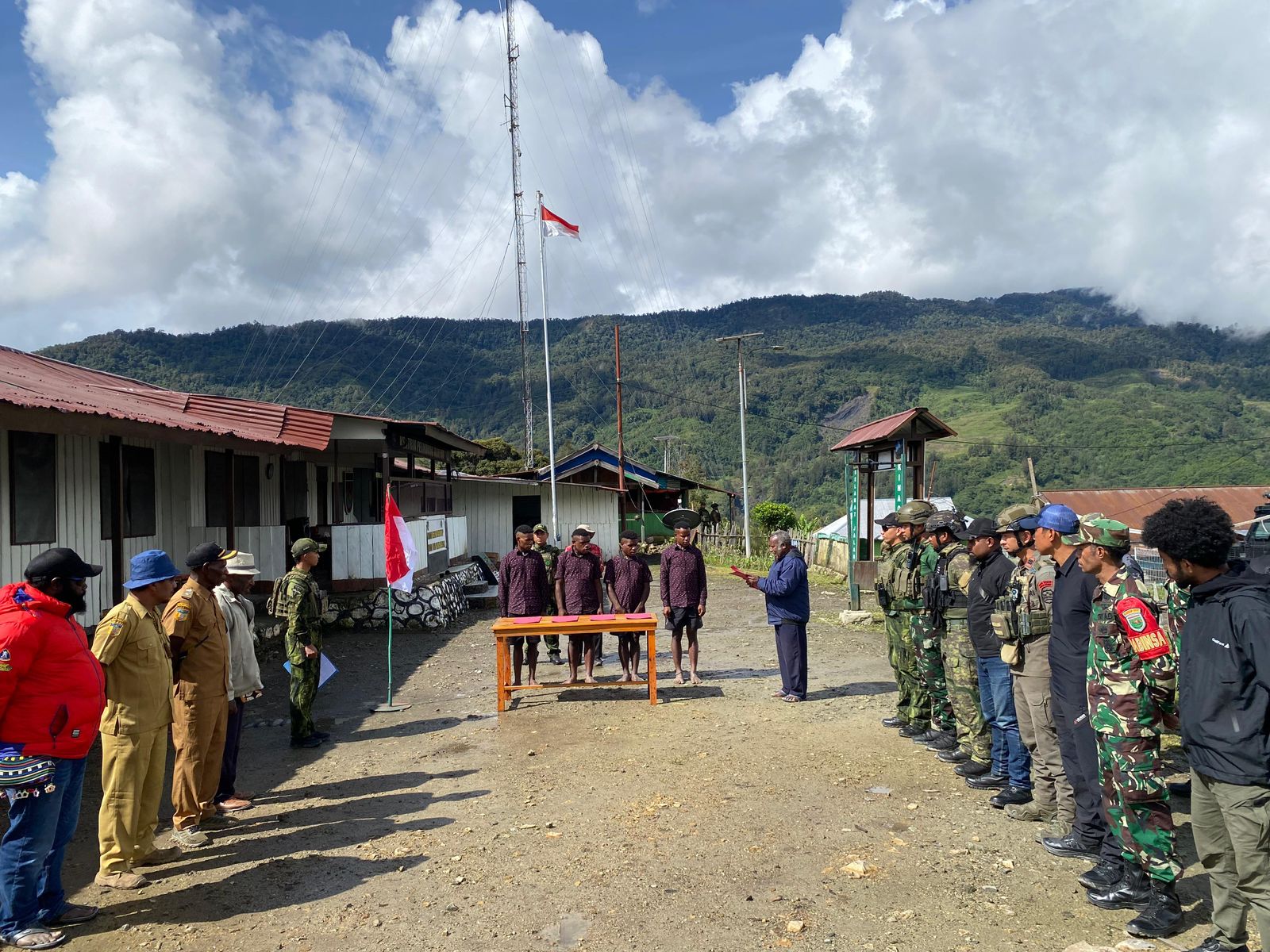 Upacara pengucapan ikrar setia NKRI 4 anggota KKB di Papua. (BeritaNasional/dok Polri)