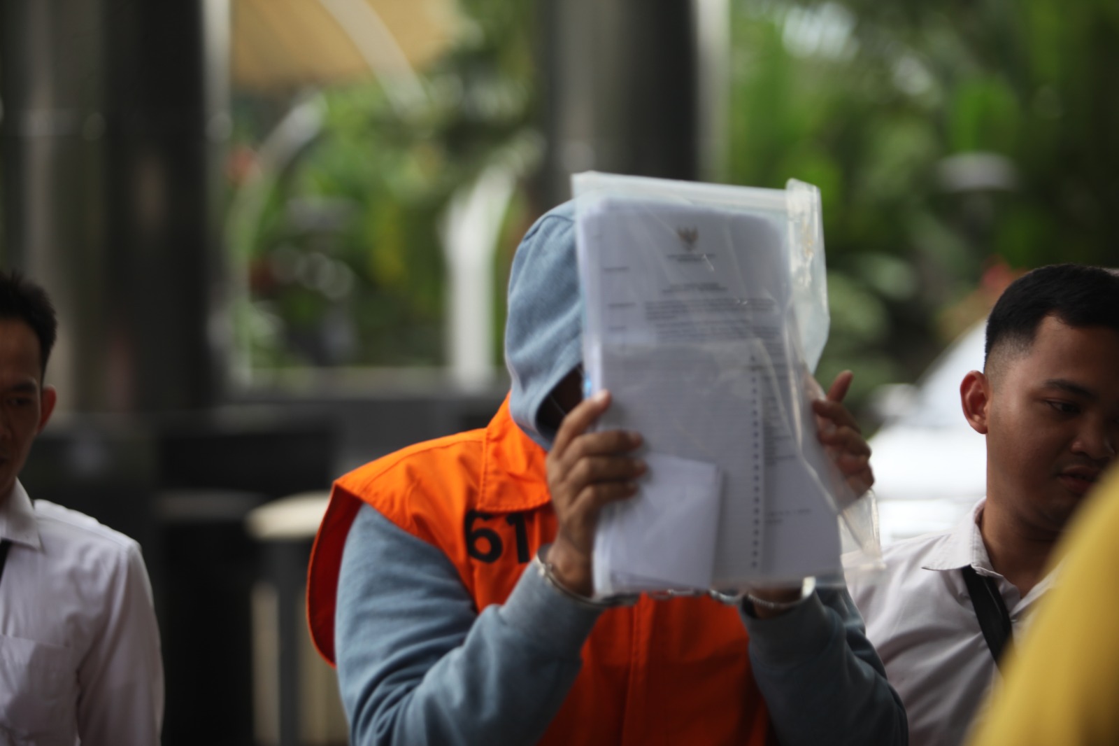 Koruptor menutupi wajahnya saat  berada di KPK. (BeritaNasional/istimewa)