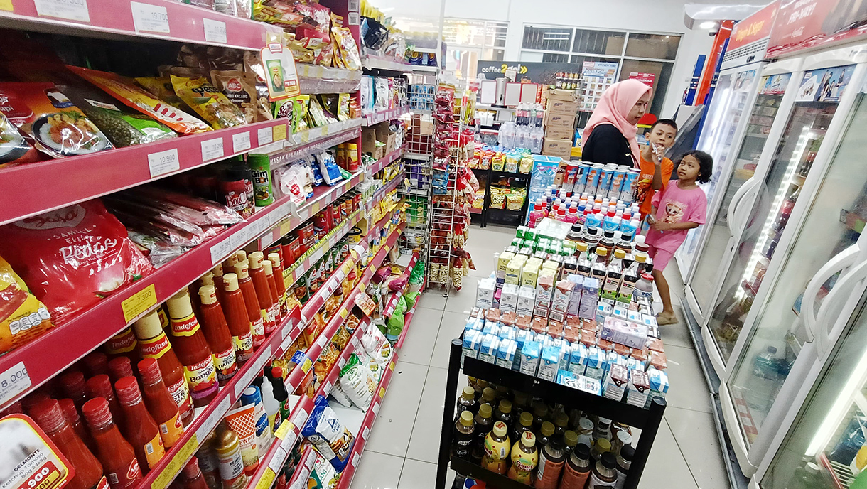 Pengunjung berbelanja di salah satu mini market kawasan Pasar Rumput, Jakarta, Senin (28/7/2025).  (Beritanasional.com/Oke Atmaja)