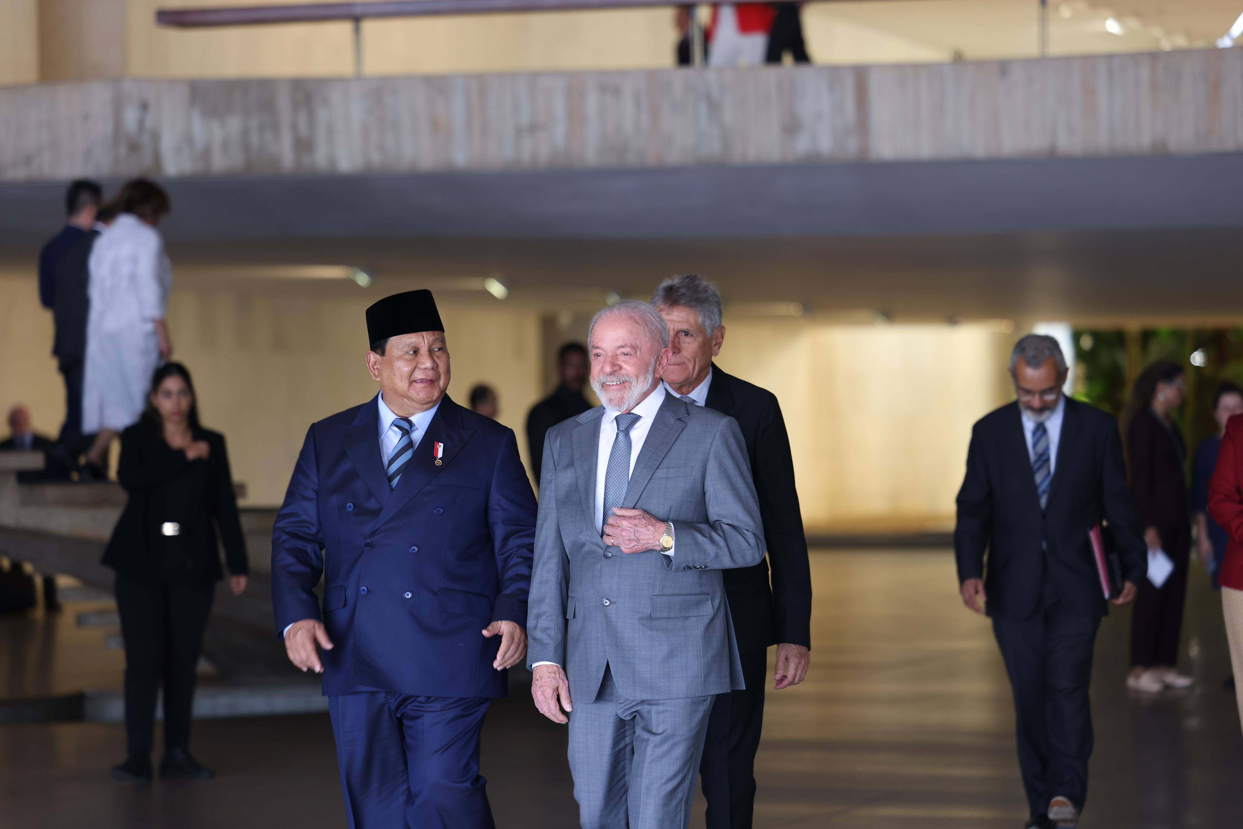 Presiden Praboso Subianto bersama Presiden Brasil Luiz Inacio Lula da Silva di Brasil. (BeritaNasional/Setpres)