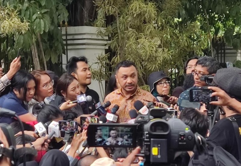 Anggota Dewan Pembina PSI Giring Ganesha saat diwawancarai. (BeritaNasional/Ahda)