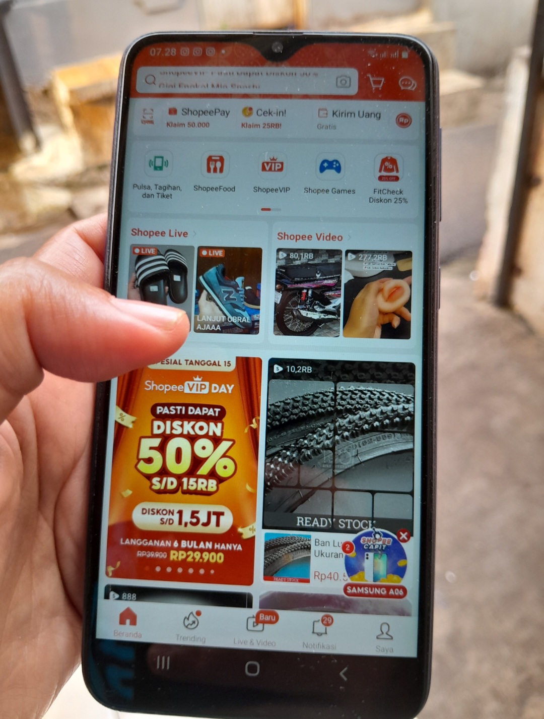 Ini Penjelasan Pemerintah E-Commerce Pungut Pajak dari Pedagang Ilustrasi belanja online (BeritaNasional/dok pribadi)