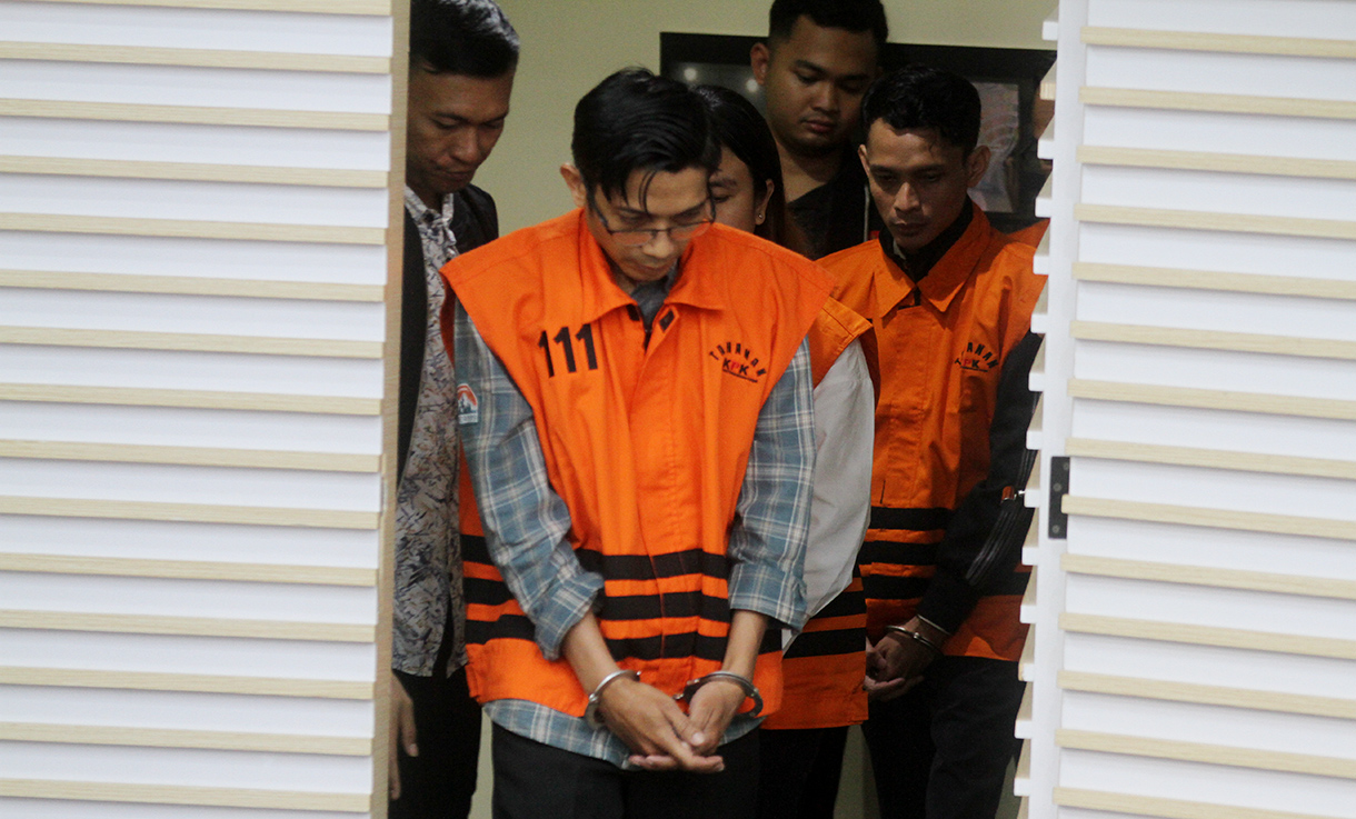 Empat tersangka kasus dugaan korupsi pemerasan dan penerimaan gratifikasi pengurusan Rencana Penggunaan Tenaga Kerja Asing (RPTKA) di Kementerian Ketenagakerjaan mengenakan rompi tahanan usai menjalani pemeriksaan di Gedung Merah Putih KPK, Jakarta, Kamis (24/7/2025).(Beritanasional.com/Oke Atmaja)
