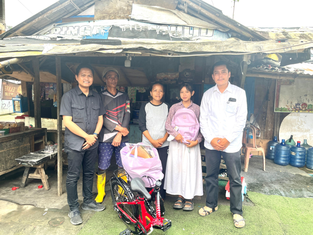 Iwakum Serahkan Bantuan kepada Keimita (dua dari kanan), Siswa Berprestasi dari Bekasi. (Foto/Istimewa)