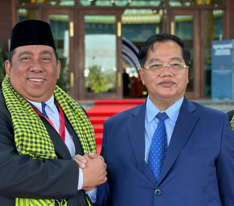 Presiden Pemuda Masjid Dunia Said Aldi Al Idrus (kiri) bersalaman dengan Menteri Kanan Penjaga Misi Khusus Kamboja TYT Othman Hassan. (Foto/Istimewa)