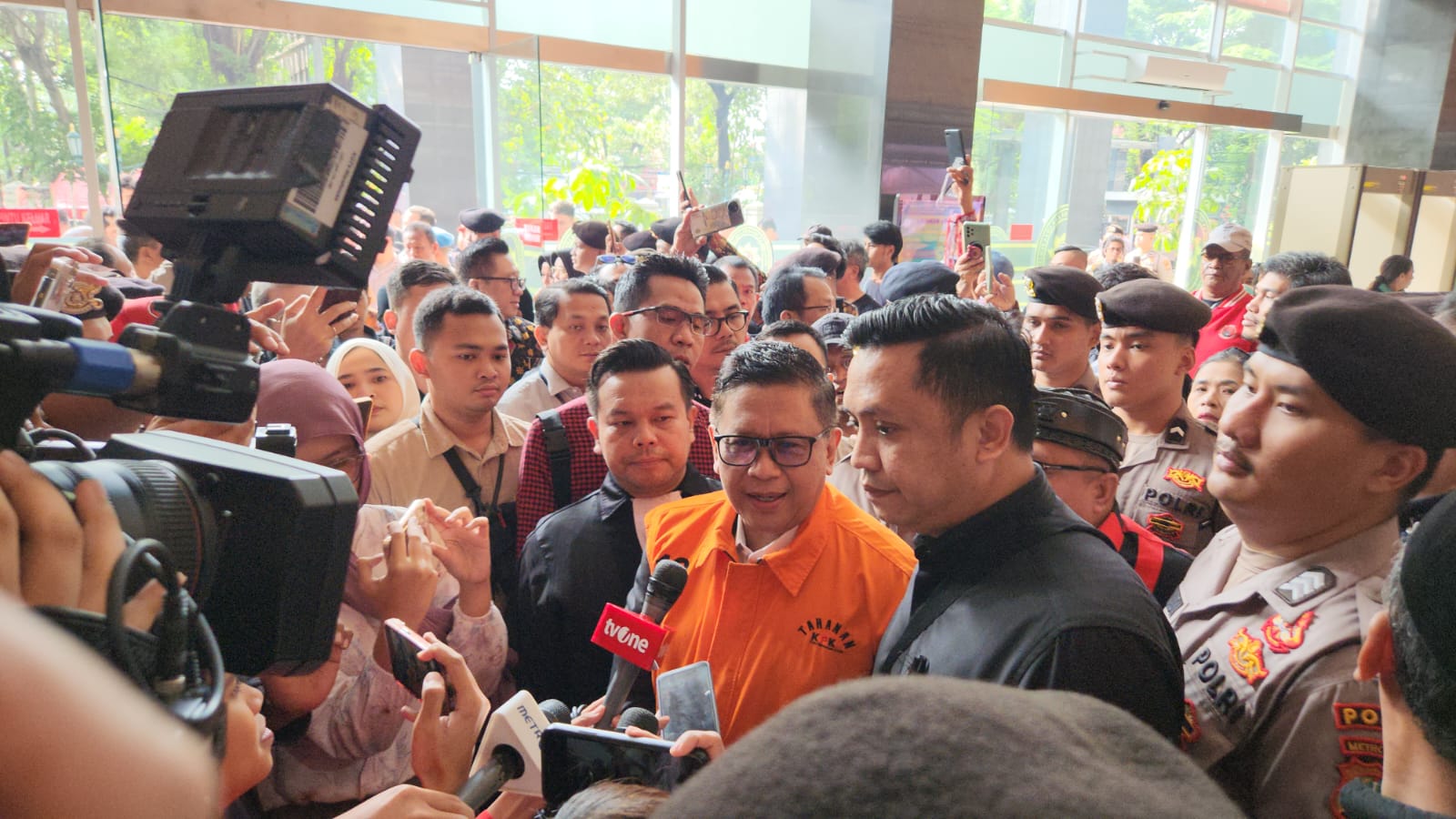 Terdakwa Hasto Kristiyanto mengenakan rompi oranye saat di pengadilan Tipikor. (BeritaNasional/Panji)