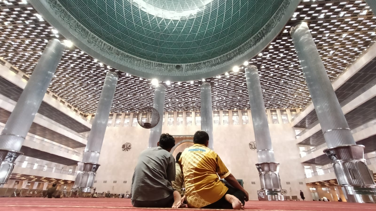 Jemaah beribadah di salah satu masjid. (BeritaNasional/Oke Atmaja)