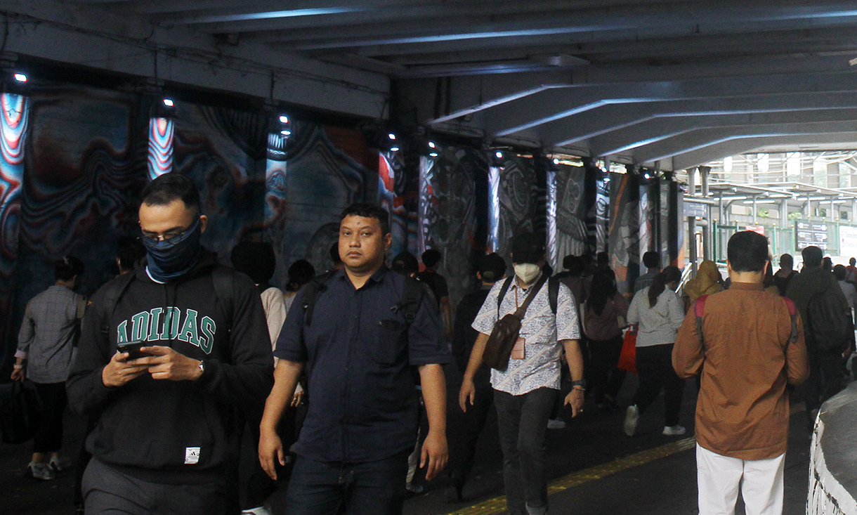 Pekerja melintas di terowongan Kendal Stasiun Sudirman, Jakarta, Senin (28/7/2025). (Beritanasional.com/Oke Atmaja)