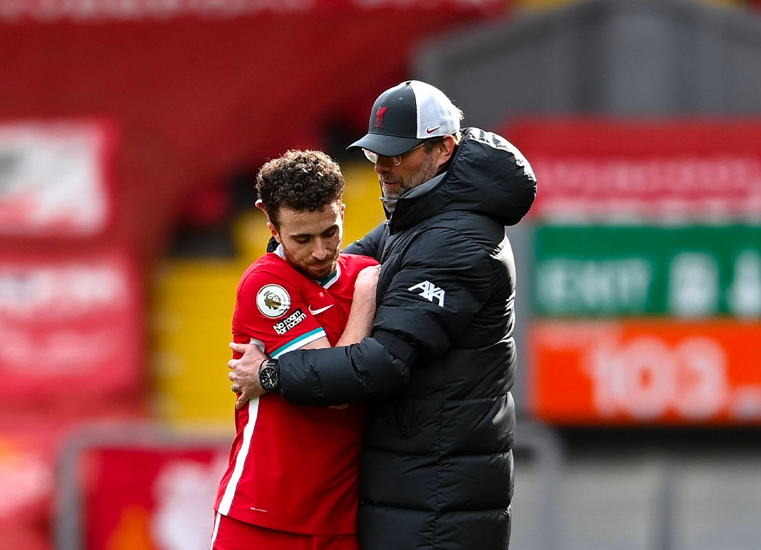 Jurgen Klopp saat melatih Liverpool memeluk Diogo Jota. (Foto/liverpoolfc.com)